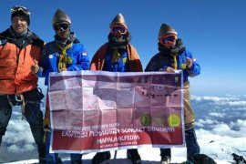 Ada kain songket di puncak gunung Elbrus Rusia