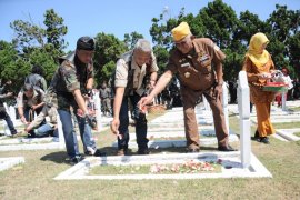 Bikers Brotherhood 1% MCI tabur bunga di TMP Cikutra