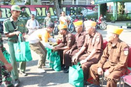 Veteran Garut dapat bantuan paket pangan