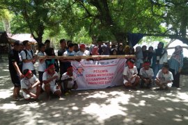 BUMN Hadir - Peserta Siswa Mengenal Nusantara ikut atraksi Bambu Gila