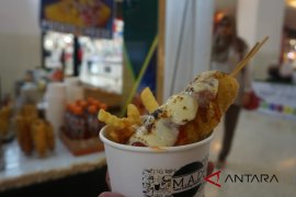 Mencicipi jajanan asal Korea Selatan "Corndog" di Bandung