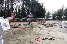 Abrasi di Singkil paksa pedagang pindah tempat