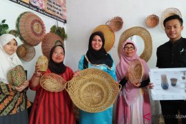 Sumbar optimistis kerajinan berbahan baku batang kelapa Pariaman tembus pasar Eropa
