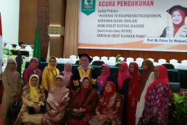 Unand kukuhkan Dekan Farmasi sebagai guru besar