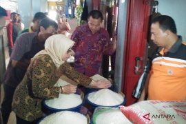 Beras lokal boleh dijual di atas HET asal miliki sertifikat khusus, kata Kemendag