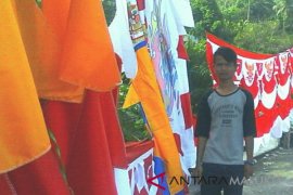 Penjual bendera mulai ramai di Ambon