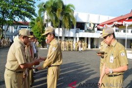 13 ASN Batola terima penghargaan Bupati