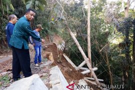 Dek penahan jalan amblas Tapsel segera diperbaiki