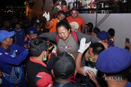 Evakuasi Korban KM Satya Kencana IX