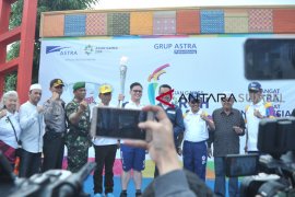 Obor Asian Games melintasi Jembatan Ampera Page 1 Small