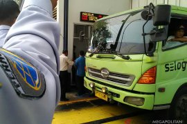 452 truk "overload" ditilang di jembatan timbang