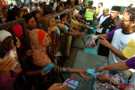 Arun Gas bagikan hewan kurban di Lhokseumawe
