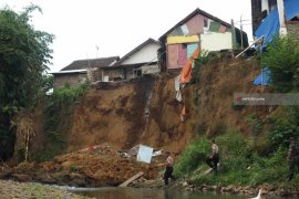 Empat Rumah Warga di Jember Rusak Akibat Longsor