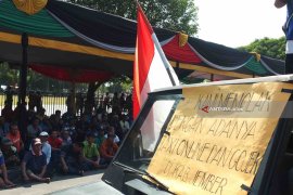 Penumpang Terlantar akibat Sopir Angkot di Jember Mogok dan Demo (Video)