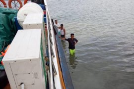 Lanal Karimun evakuasi penumpang kapal kandas