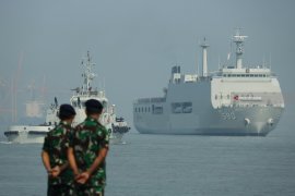 KRI Makassar Berangkatkan Ribuan Sukarelawan ke Sulteng
