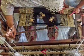 Harga tenunan songket mahal karena ini