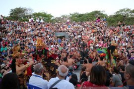 Pilihlah Tempat Strategis Menonton Tari Kecak di Uluwatu (Video)