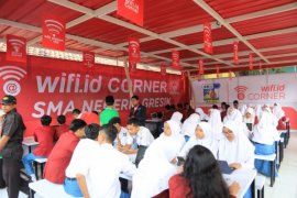 Telkom Gandeng SMA Gresik Perluas "Wifi Corner"