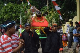 Pimpin Larungan, Emil Ajak Warganya Kenang Jasa Menaksopal