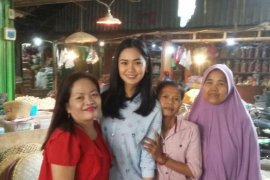 Artis Ajeng Kartika blusukan ke Pasar Johar