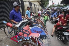 Dishub Ambon tertibkan waktu operasi becak