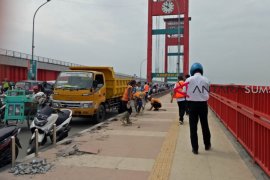 Pembatas trotoar Jembatan Ampera rusak parah