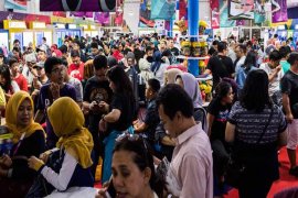 Rela  mengantre demi pernak-pernik Asian Games