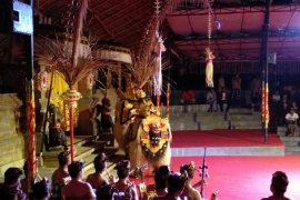 Seniman "bintang" bawakan Tari Barong dalam "Mahalango"
