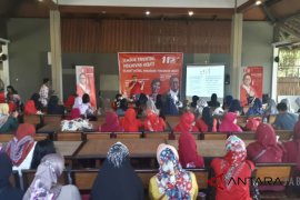 Ibu rumah tangga ikut seminar perempuan hebat