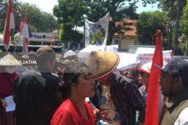 Ratusan Pedagang Pandugo Surabaya Tolak Relokasi (Video)