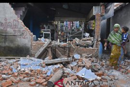 Banyak bangunan di pintu gerbang pendakian Rinjani luluh lantak