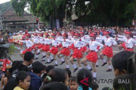 Siswa SD Gianyar adu tarian dalam lomba gerak jalan