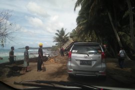 Balai Wilayah I timbun jalan amblas Nias Selatan