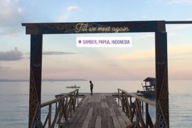 Mahasiswa KKN UGM bangun dermaga di Kampung Binyeri-Samber
