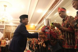 BUMN Hadir - Peserta SMN Malut kenakan "lacak" dan "tengkuluk"