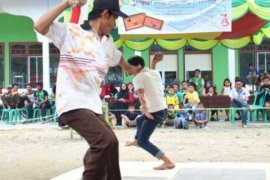 Lestarikan Permainan Tradisional, Mahasiswa Kukerta UNRI Gelar Festival Gasing