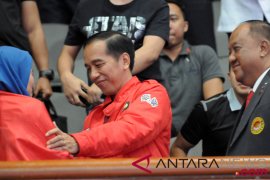Joko Widodo memberi selamat Atlet Taekwondo Putri Indonesia