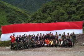 Merah Putih raksasa berkibar di Tembagapura