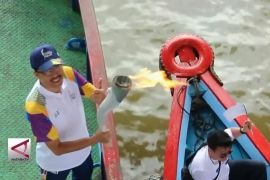 Obor api Asian Games menyusuri sungai Musi Palembang