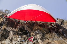 PENGIBARAN BENDERA RAKSASA