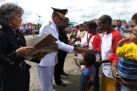 Pemkab Asmat serahkan 9.000 akta kelahiran usai peringatan HUT RI