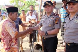 Polres Dan Kabag Humas Inhil Sumbangkan Satu Ekor Sapi Qurban