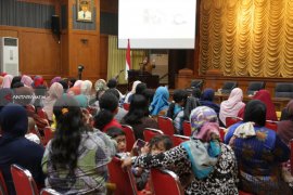 Risma Ajak Istri "Oustsourcing" Pemkot Surabaya Jadi Pelaku UKM