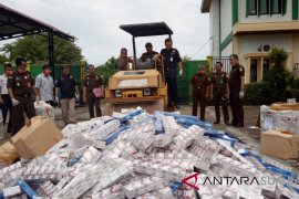 Selain narkotika, Kejari Pariaman juga musnahkan rokok tanpa cukai