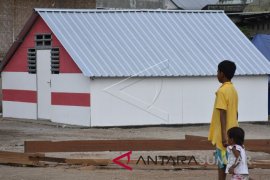 RUMAH HUNIAN SEMENTARA KORBAN GEMPA LOMBOK Page 1 Small