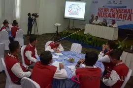 Sd Anak Emas Denpasar Terima Hadiah Taman Bacaan Video Antara News Bali