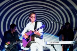 Dul berurai air mata pada konser Dewa 19