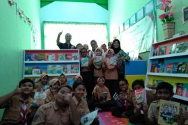 SD "Anak Emas" Denpasar terima hadiah "Taman Bacaan" (video)