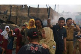 Wagub bantu sembako korban kebakaran di Mamuju